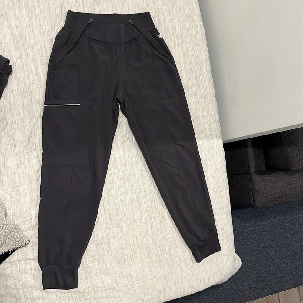 XS PETITE SCRUB PANTS. PEWTER COLOR